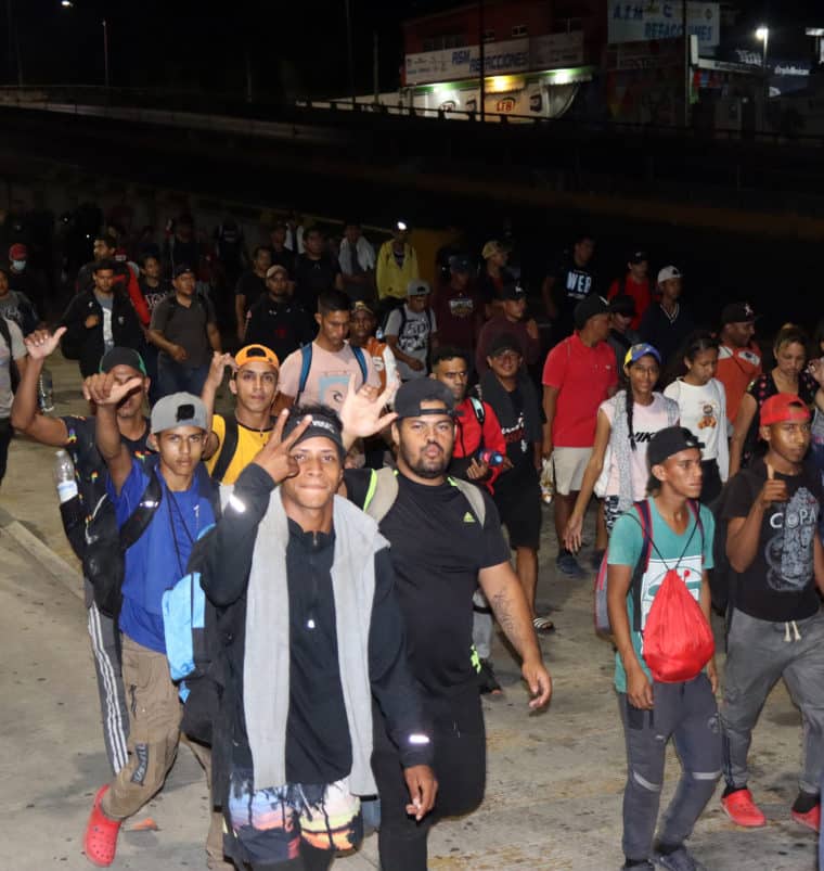 Nueva caravana de unos 1.000 migrantes, incluidos venezolanos, partió del sur de México hacia Estados Unidos