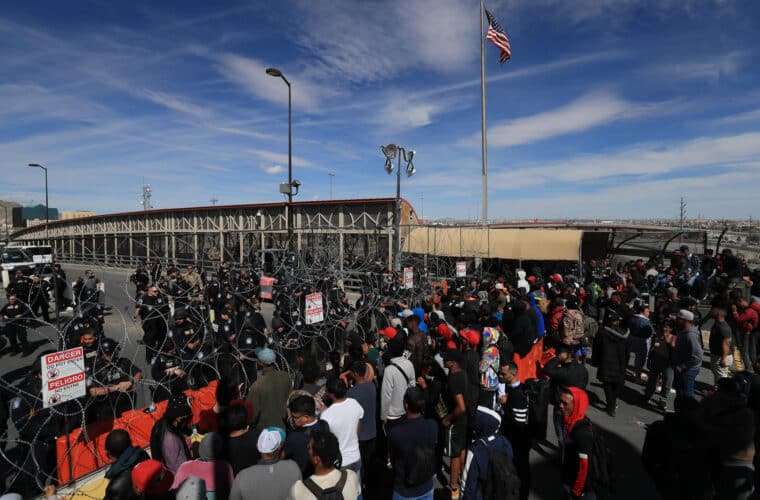 Migrantes intentaron ingresar a EE UU por la fuerza: denuncian que las autoridades les impiden solicitar asilo