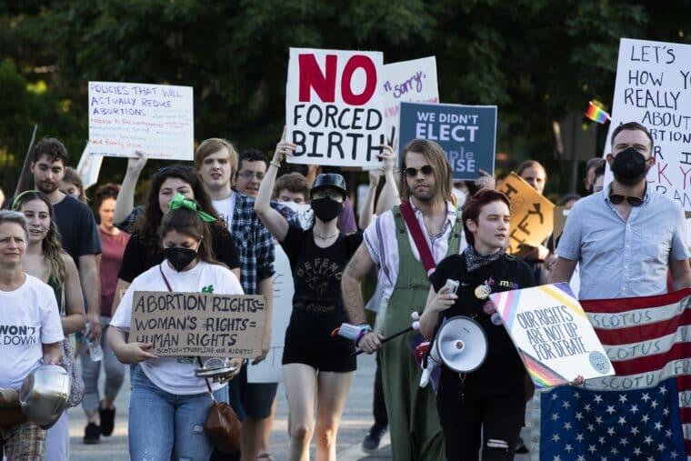 Aprueban limitar el aborto a seis semanas de embarazo en Florida: ¿cuáles son las implicaciones?