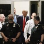 Donald Trump se entregó para que le leyeran sus cargos en el caso Stormy Daniels