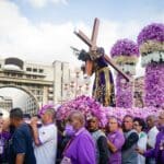 Misa procesión Nazareno de San Pablo Jesucristo basílica de Santa Teresa feligreses religiosos semana santa velones batas moradas traje rosarios feligreses sahumerio El Diario Jose Daniel Ramos