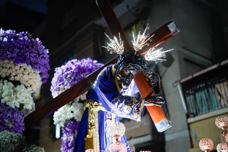 Misa procesión Nazareno de San Pablo Jesucristo basílica de Santa Teresa feligreses religiosos semana santa velones batas moradas traje rosarios feligreses sahumerio El Diario Jose Daniel Ramos