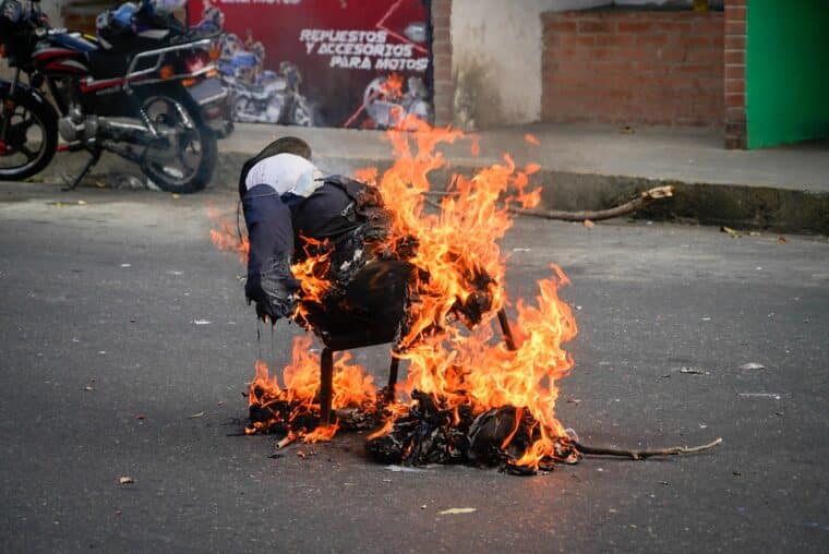 Maduro, El Aissami y la corrupción representados en la quema de Judas en Caracas 