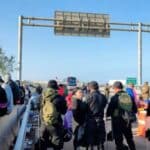 Migrantes varados en frontera de Chile se enfrentaron con la policía peruana