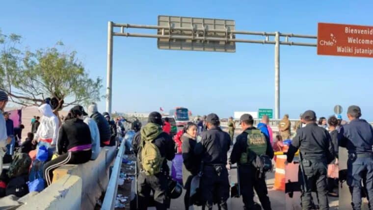 Migrantes varados en frontera de Chile se enfrentaron con la policía peruana