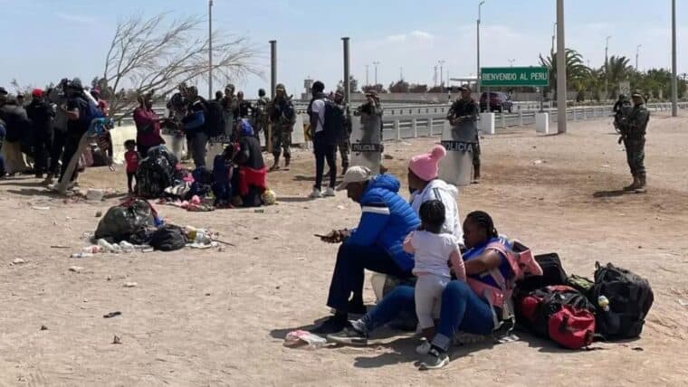 Migrantes varados en frontera de Chile se enfrentaron con la policía peruana