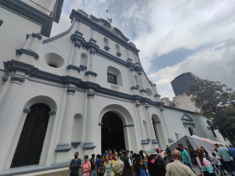 Feligreses en Caracas cumplieron con el tradicional recorrido de los siete  templos 