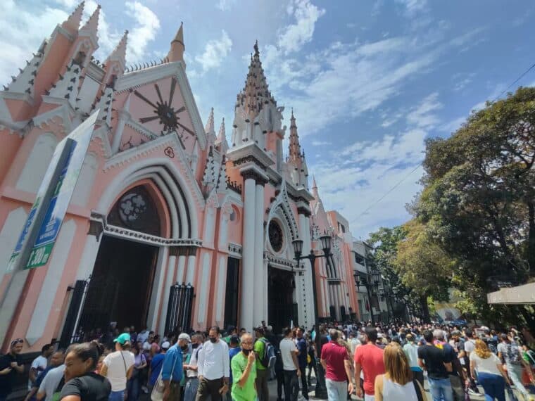 Feligreses en Caracas cumplieron con el tradicional recorrido de los siete  templos 