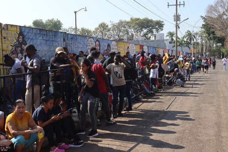 Venezolanos entre un grupo de más de 1.000 migrantes que pidieron asilo en México