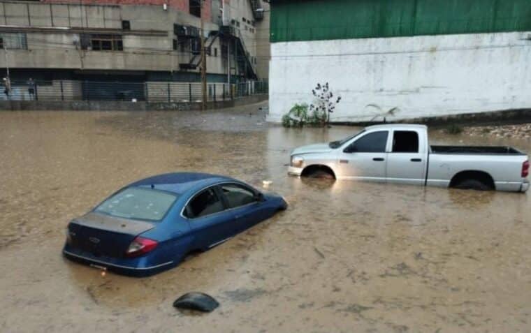 Las lluvias causaron la anegación de varias calles del Distrito Capital y Miranda