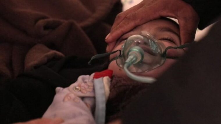 "No podemos hacer nada más que ver a los bebés morir": los desgarradores relatos que reflejan el colapso de los hospitales en Afganistán