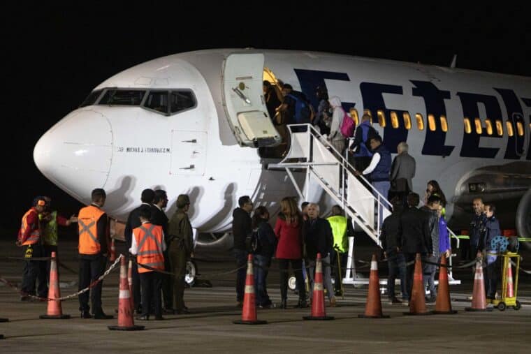 Más a de 100 migrantes que estaban varados en Chile abordaron un vuelo de regreso a Venezuela
