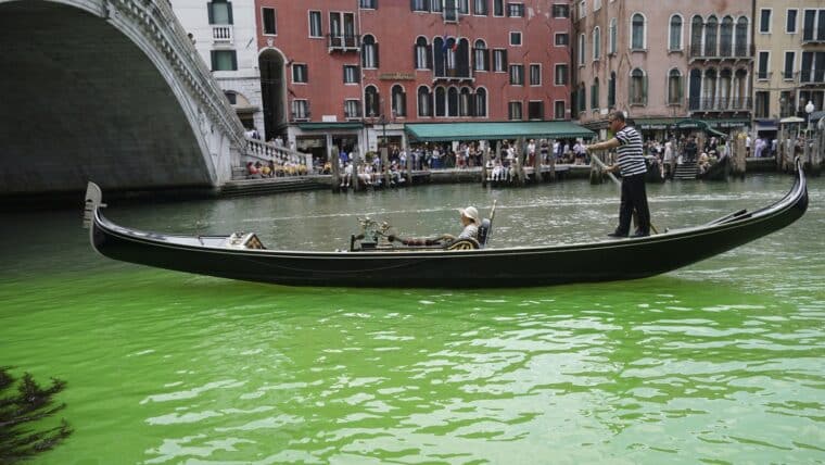 Agua del Gran Canal de Venecia apareció teñida de verde fluorescente