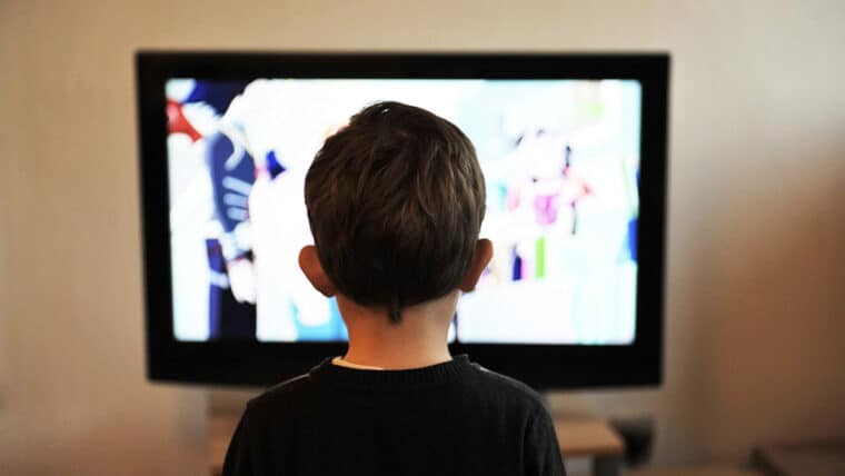 La obesidad infantil y su relación con el tiempo que pasan los niños frente a las pantallas