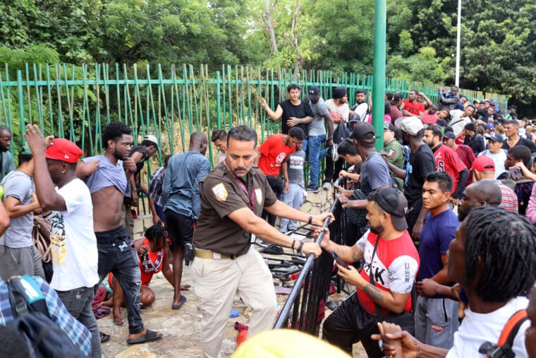 Migrantes intentan abandonar el sur de México ante fin del Título 42