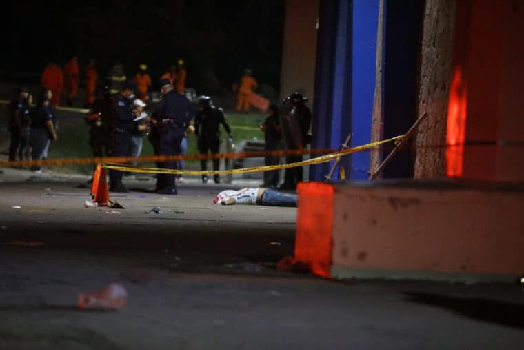 Fallecen 12 personas en estampida en un estadio de El Salvador y otras 100 resultan heridas