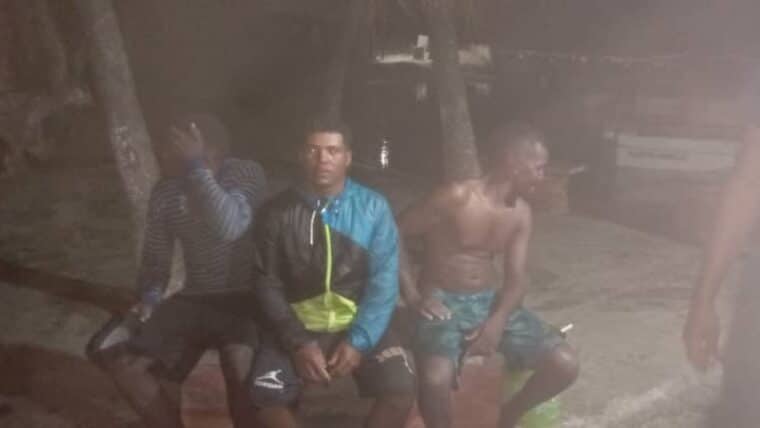 Rescataron con vida a los tres pescadores desaparecidos en Vargas