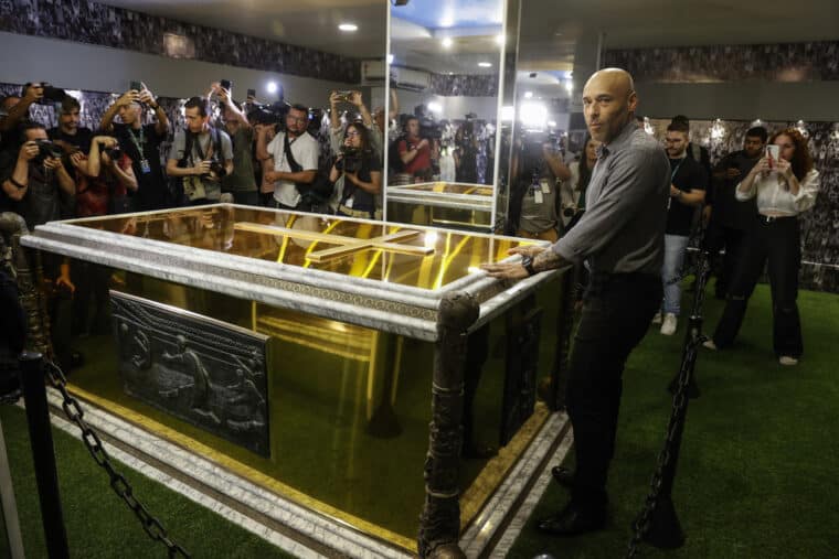 El mausoleo de Pelé se convierte en un punto de peregrinación para los fanáticos del fútbol