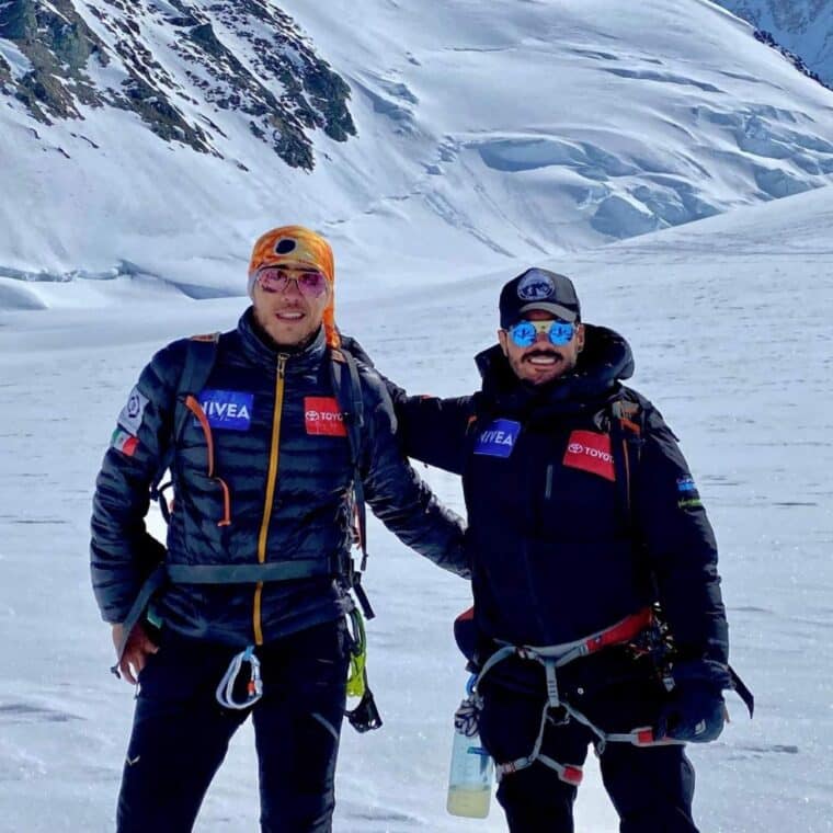 Un hombre ciego y un doble amputado hicieron historia al llegar a la cima del monte Everest