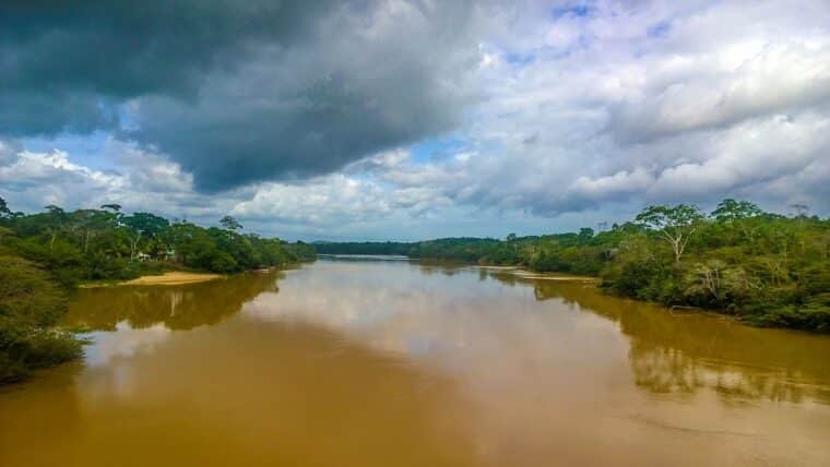 Buscan a tres personas que cayeron en un río tras accidente marítimo en Guyana