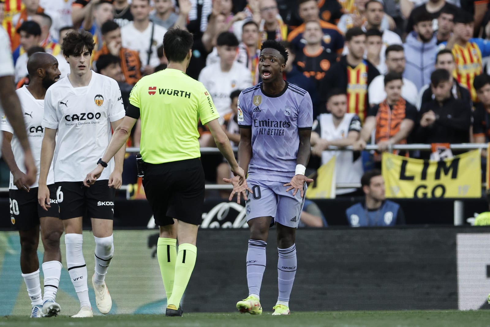 Condenaron a tres aficionados del Valencia CF por insultos racistas contra Vinícius Jr.: ¿cuánto tiempo estarán en prisión?