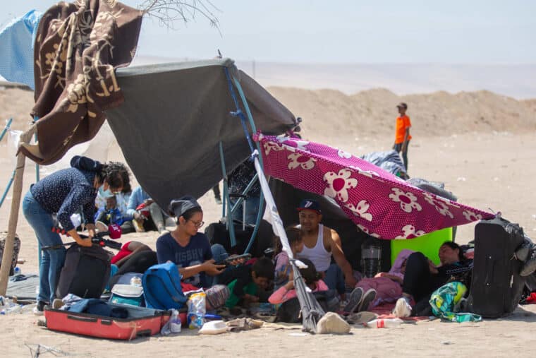 Al menos 100 inmigrantes venezolanos varados en la frontera entre Perú y Chile quieren regresar a su país