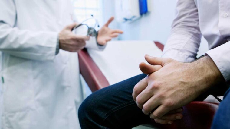 ¿Qué impacto tiene la salud ósea en la supervivencia de pacientes con cáncer de próstata?