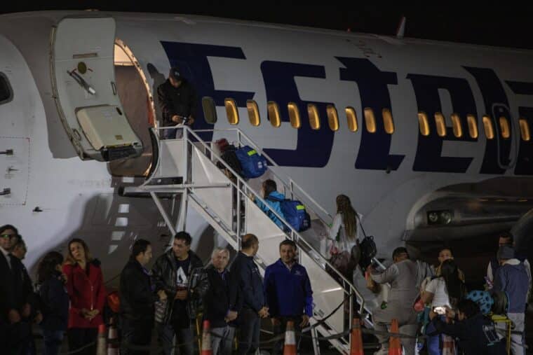 Más a de 100 migrantes que estaban varados en Chile abordaron un vuelo de regreso a Venezuela