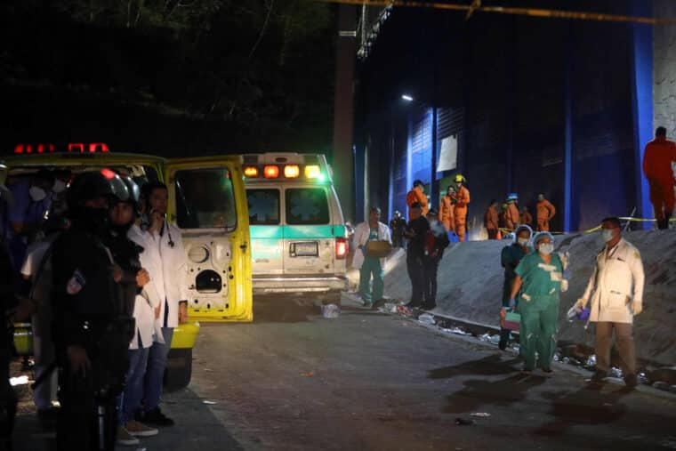 Fallecen 12 personas en estampida en un estadio de El Salvador y otras 100 resultan heridas