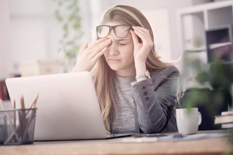 Miopía, presbicia o cataratas: algunos de los problemas de visión que puede causar el uso excesivo de pantallas