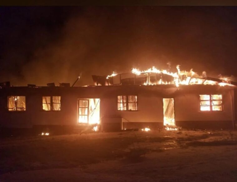 Al menos 19 niños y adolescentes murieron en un incendio de un dormitorio estudiantil en el Esequibo
