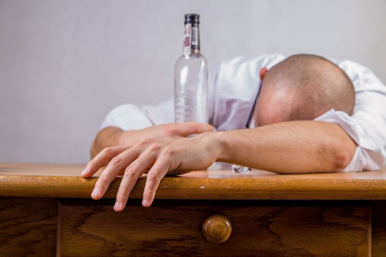 Cómo el excesivo consumo de alcohol puede afectar la masa muscular de las personas