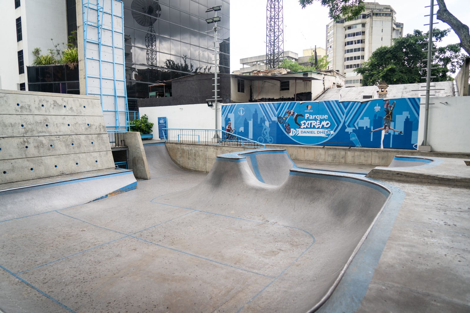 Recorrido de espacios para ciclistas en Caracas, Día Mundial de la Bicicleta, Ciclismo urbano, Ciclovías, Carriles para bicicletas, Infraestructura ciclista, Movilidad sostenible, Transporte no motorizado, Seguridad vial, Bicicletas compartidas, Promoción del uso de la bicicleta, Beneficios de la bicicleta en la ciudad, Retos y desafíos para los ciclistas en Caracas, Acciones gubernamentales para fomentar el ciclismo, Comunidad ciclista en Caracas, Cicloturismo en la ciudad, Cultura ciclista, Integración de la bicicleta en el transporte público, Mejoras necesarias en la infraestructura para ciclistas, Experiencias de ciclistas en Caracas, Proyectos futuros para el ciclismo en la ciudad El Diario Jose Daniel Ramos
