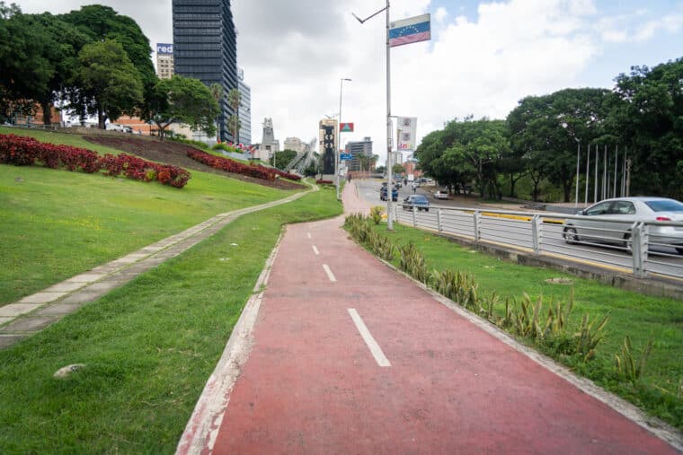 Recorrido de espacios para ciclistas en Caracas, Día Mundial de la Bicicleta, Ciclismo urbano, Ciclovías, Carriles para bicicletas, Infraestructura ciclista, Movilidad sostenible, Transporte no motorizado, Seguridad vial, Bicicletas compartidas, Promoción del uso de la bicicleta, Beneficios de la bicicleta en la ciudad, Retos y desafíos para los ciclistas en Caracas, Acciones gubernamentales para fomentar el ciclismo, Comunidad ciclista en Caracas, Cicloturismo en la ciudad, Cultura ciclista, Integración de la bicicleta en el transporte público, Mejoras necesarias en la infraestructura para ciclistas, Experiencias de ciclistas en Caracas, Proyectos futuros para el ciclismo en la ciudad El Diario Jose Daniel Ramos