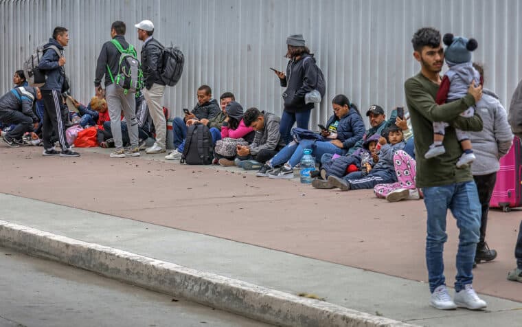 Menos de la mitad de los migrantes detenidos en la frontera de EE UU logran solicitar asilo