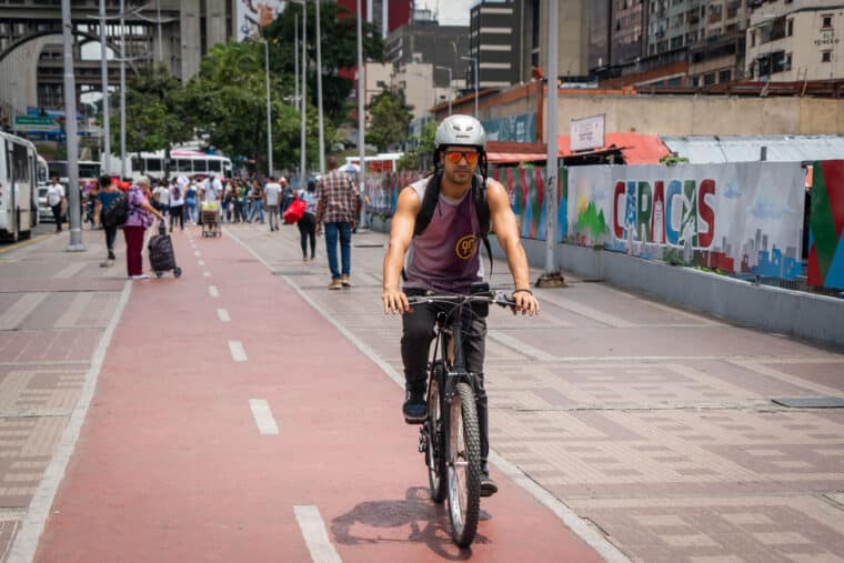 Recorrido de espacios para ciclistas en Caracas, Día Mundial de la Bicicleta, Ciclismo urbano, Ciclovías, Carriles para bicicletas, Infraestructura ciclista, Movilidad sostenible, Transporte no motorizado, Seguridad vial, Bicicletas compartidas, Promoción del uso de la bicicleta, Beneficios de la bicicleta en la ciudad, Retos y desafíos para los ciclistas en Caracas, Acciones gubernamentales para fomentar el ciclismo, Comunidad ciclista en Caracas, Cicloturismo en la ciudad, Cultura ciclista, Integración de la bicicleta en el transporte público, Mejoras necesarias en la infraestructura para ciclistas, Experiencias de ciclistas en Caracas, Proyectos futuros para el ciclismo en la ciudad El Diario Jose Daniel Ramos
