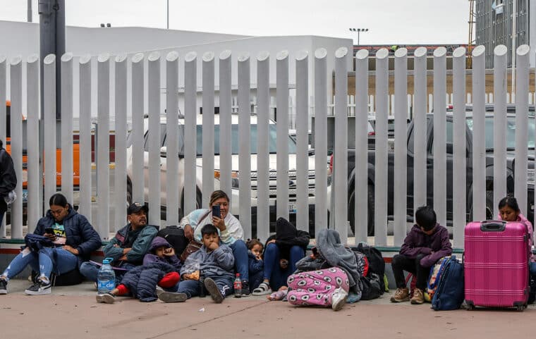 Menos de la mitad de los migrantes detenidos en la frontera de EE UU logran solicitar asilo
