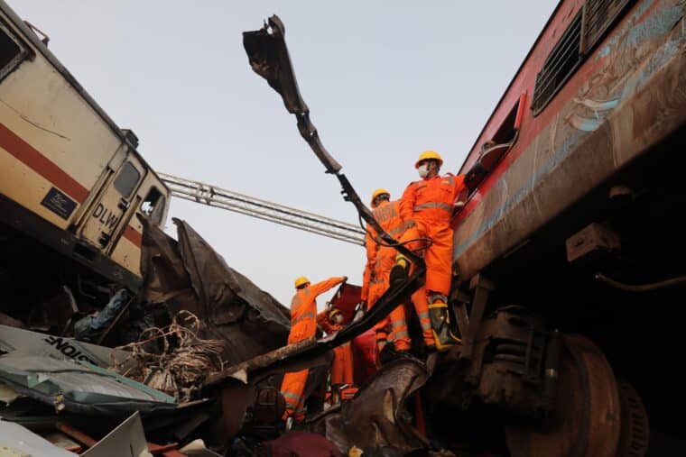 Las imágenes que dejó el peor accidente de tren del siglo XXI en la India