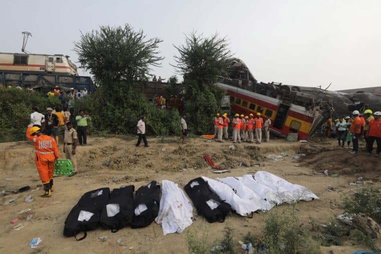 Las imágenes que dejó el peor accidente de tren del siglo XXI en la India
