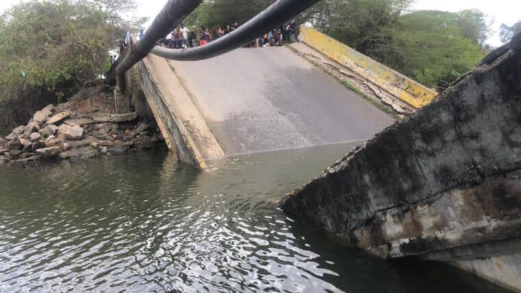 Colapsó puente de Carenero que conecta a las playas de Higuerote