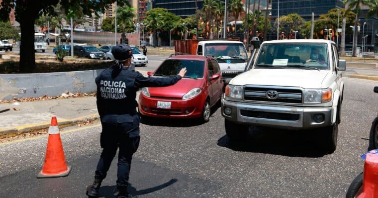 ¿Es legal la retención de un vehículo cuando la documentación no está vigente en Venezuela?
