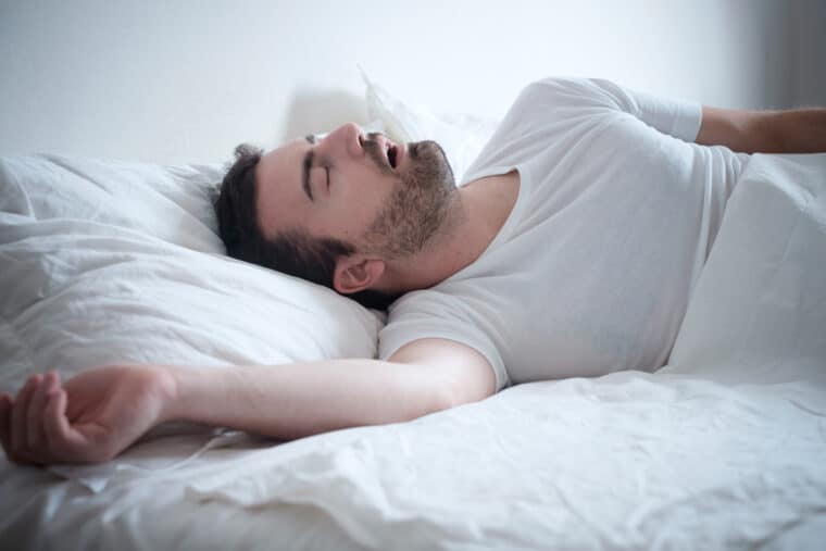 Un estudio reveló que la apnea del sueño podría acelerar la aparición del alzhéimer
