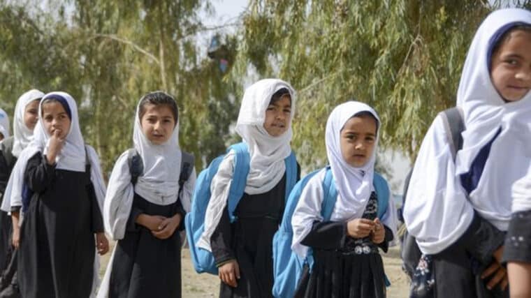 Envenenaron al menos 82 estudiantes en colegios de Afganistán