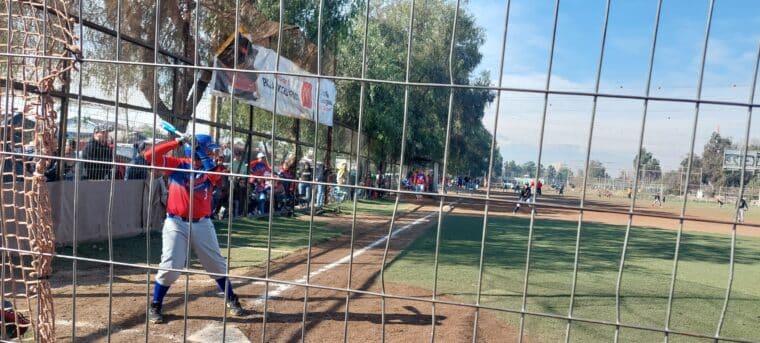 La selección chilena de beisbol que es conformada por niños migrantes venezolanos