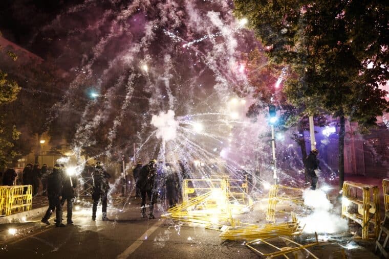Fiesta nacional en Francia dejó 96 detenidos y 225 vehículos incendiados 