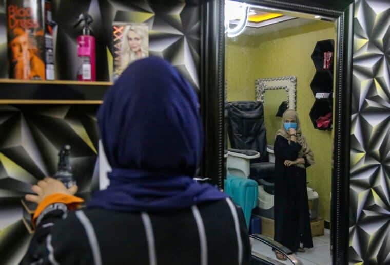 Talibanes ordenaron el cierre de los salones de belleza para mujeres en Afganistán: los detalles