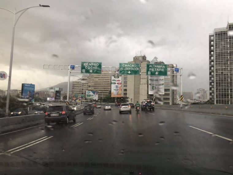 Fuertes lluvias colapsaron las vías en Caracas
