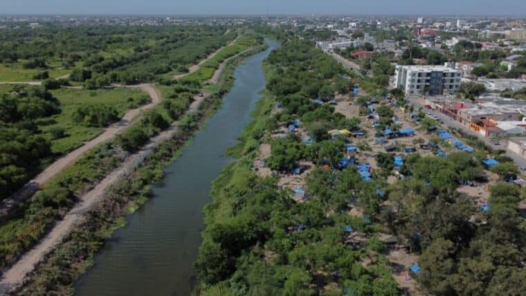 Cómo es el “muro flotante” hecho de boyas con púas que Texas está instalando en el río Bravo para evitar el paso de migrantes de México a EE UU