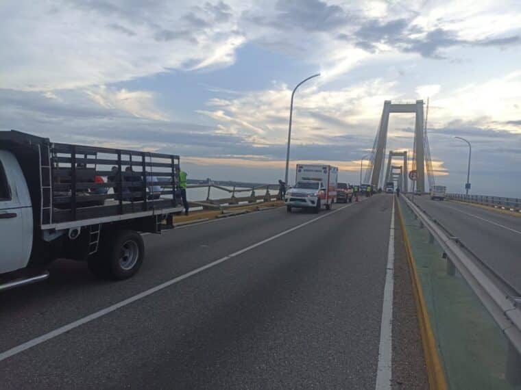 Un vehículo cayó al lago de Maracaibo desde el puente General Rafael Urdaneta: lo que se sabe