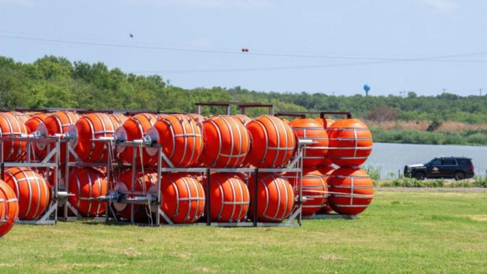 Cómo es el “muro flotante” hecho de boyas con púas que Texas está instalando en el río Bravo para evitar el paso de migrantes de México a EE UU